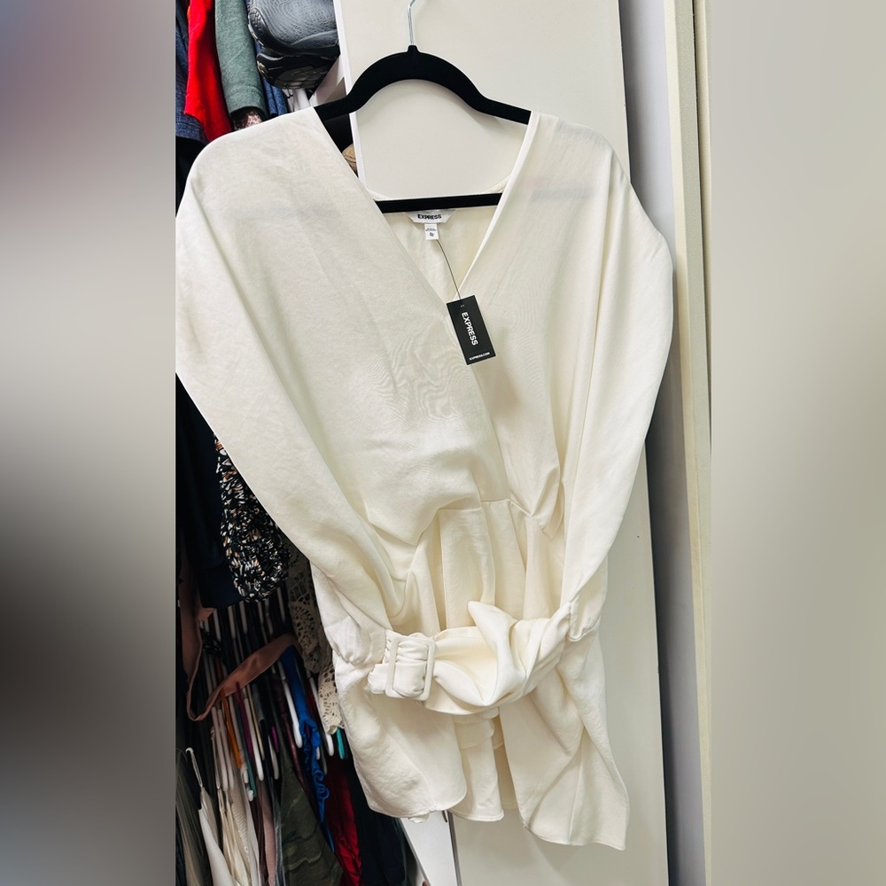 Express BNWT white top with adjustable belt